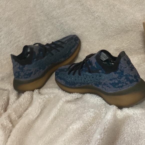 Yeezy Boost 380 - Picture 4 of 10